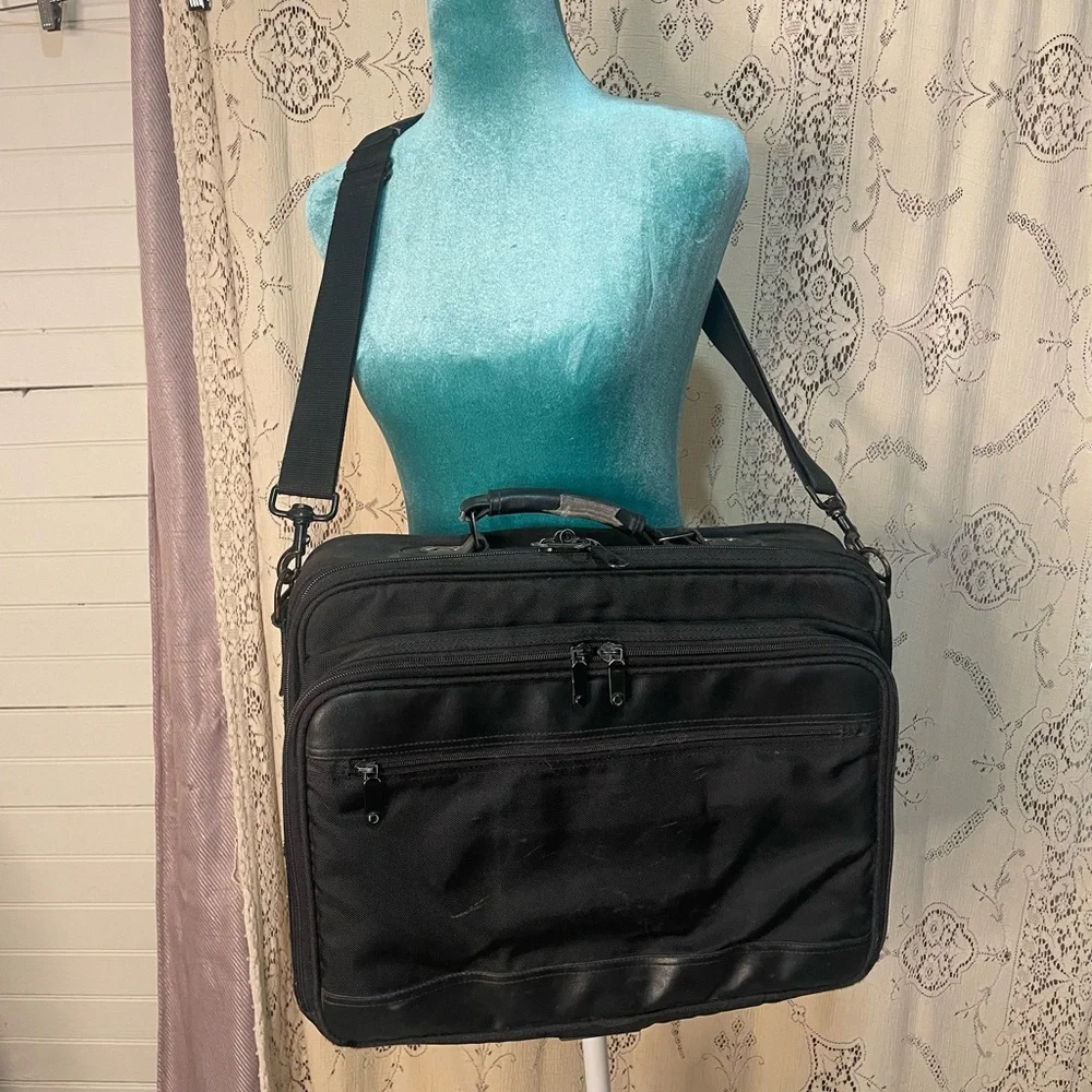 Port: vintage computer bag